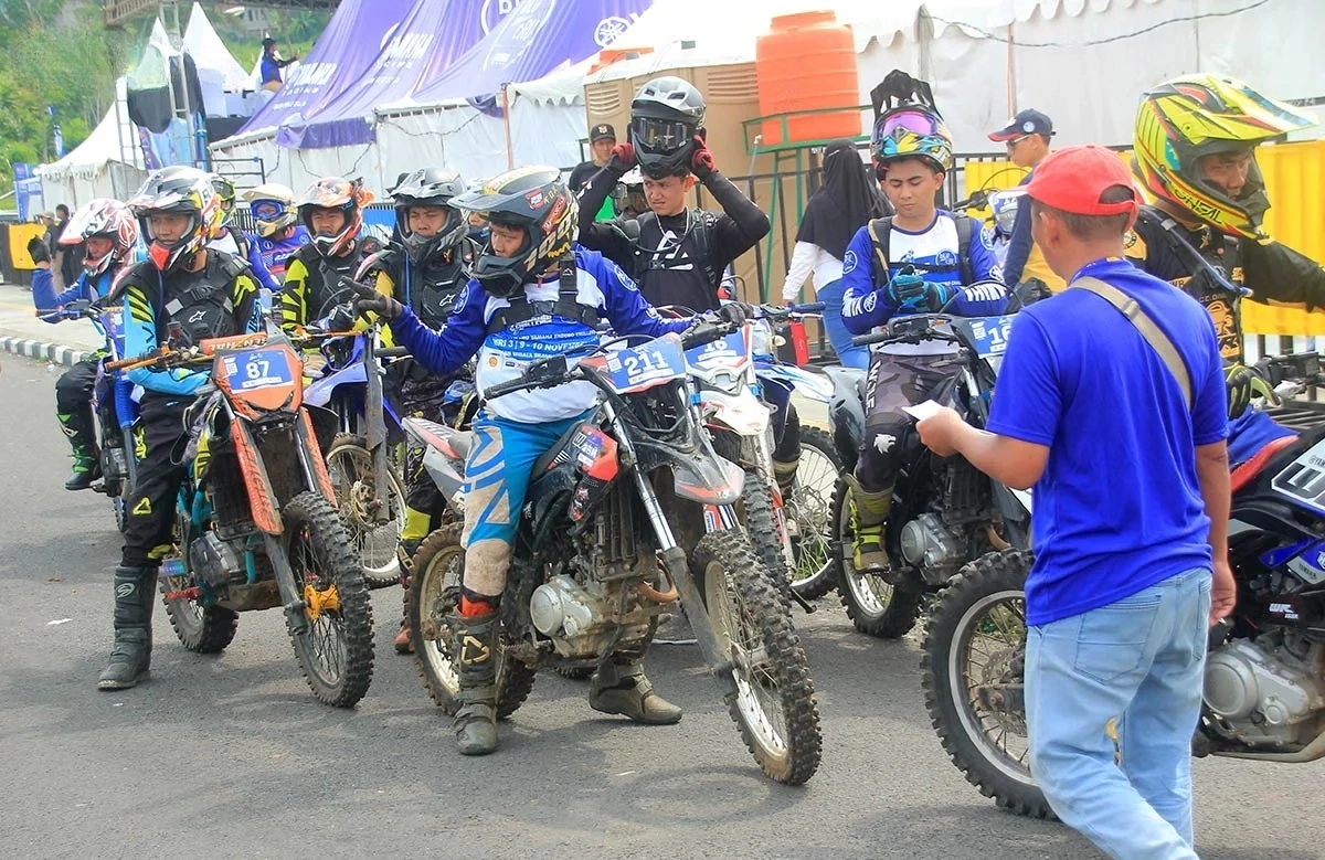 Balapan Seru Kelas WR155 Hobby Menonton Aksi Santai Tapi Kompetitif di YEC 2024
