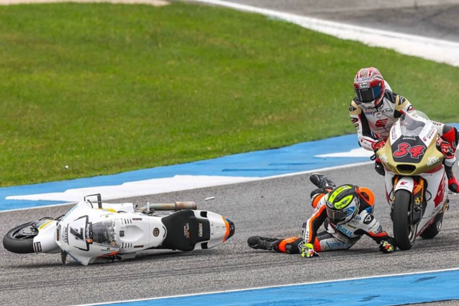 Drama di Sirkuit Buriram: Mario Suryo Aji Terlibat Insiden Menegangkan dengan Barry Baltus di Moto2 Thailand