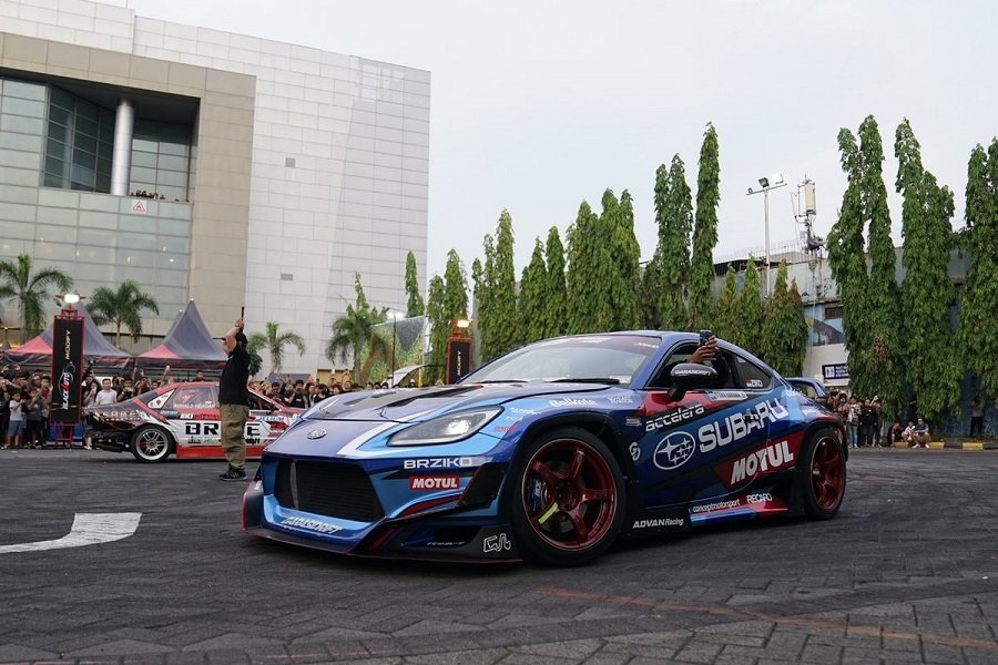 Gila! BlackAuto Battle 2024 di Surabaya Pecah dengan Modifikasi Mobil Terheboh!