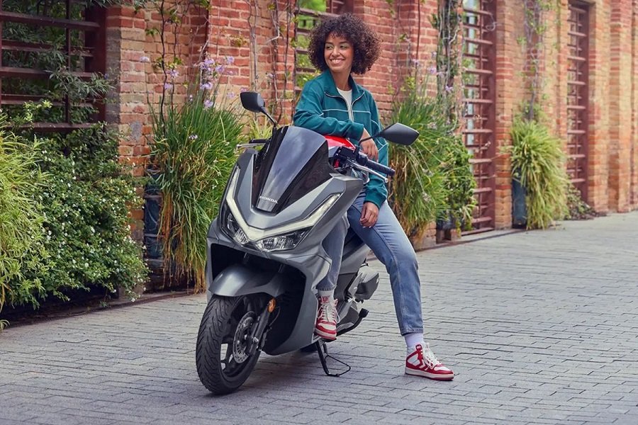 Honda PCX 125 2025 Skutik Sporty dengan Fitur Canggih!