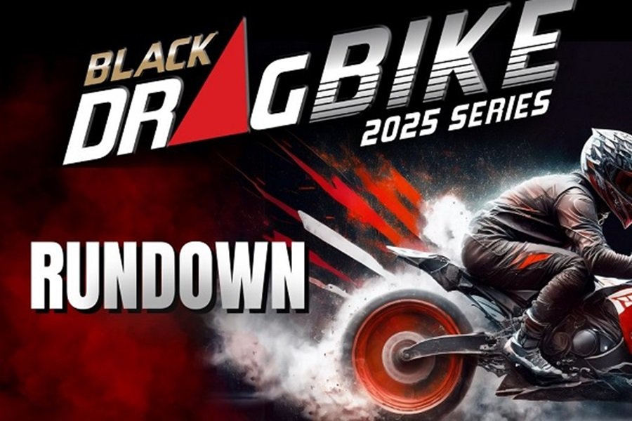 Pembalap drag bike melaju kencang di lintasan Sirkuit Mijen pada event Black Dragbike 2025 Semarang.