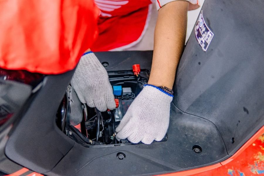 Motor Tak Bisa Distarter Meski Aki Baru? Ini 5 Penyebab Umumnya!