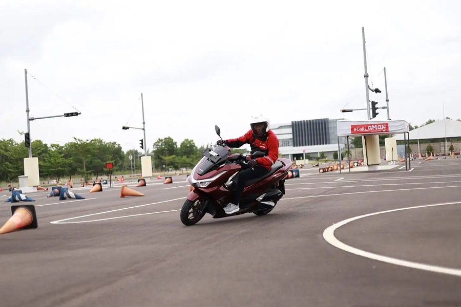 Honda PCX 160: Skutik Premium dengan Kenyamanan Maksimal di Setiap Perjalanan