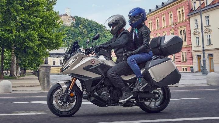 Tips penting berkendara motor saat cuaca panas