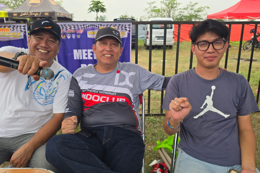 Om Adil (Tengah) bersama Race