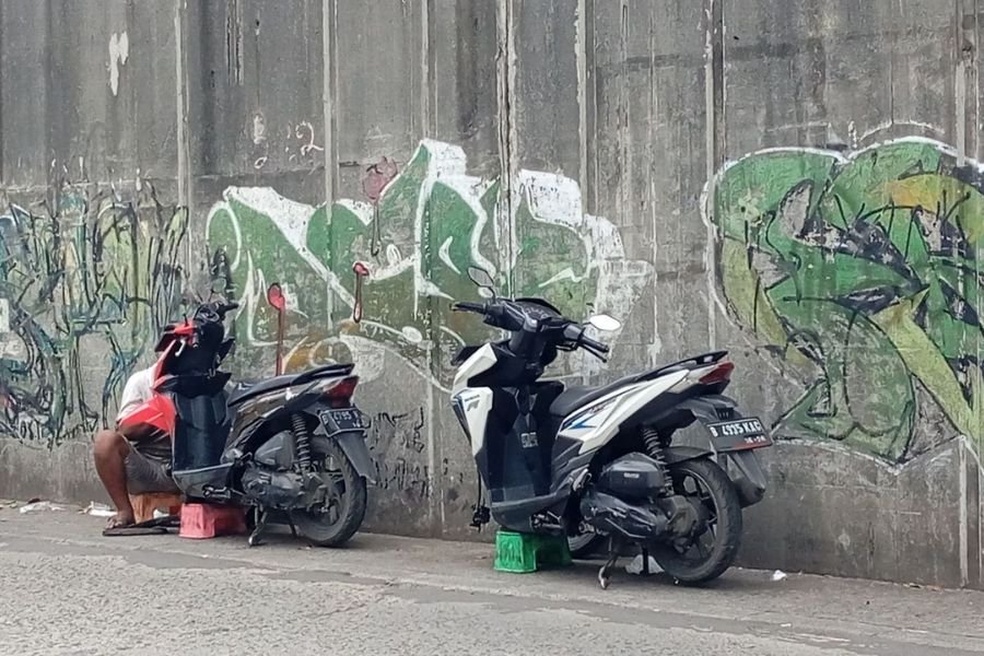 Suspensi Rusak Bisa Bikin Ban Motor Botak Sebelah