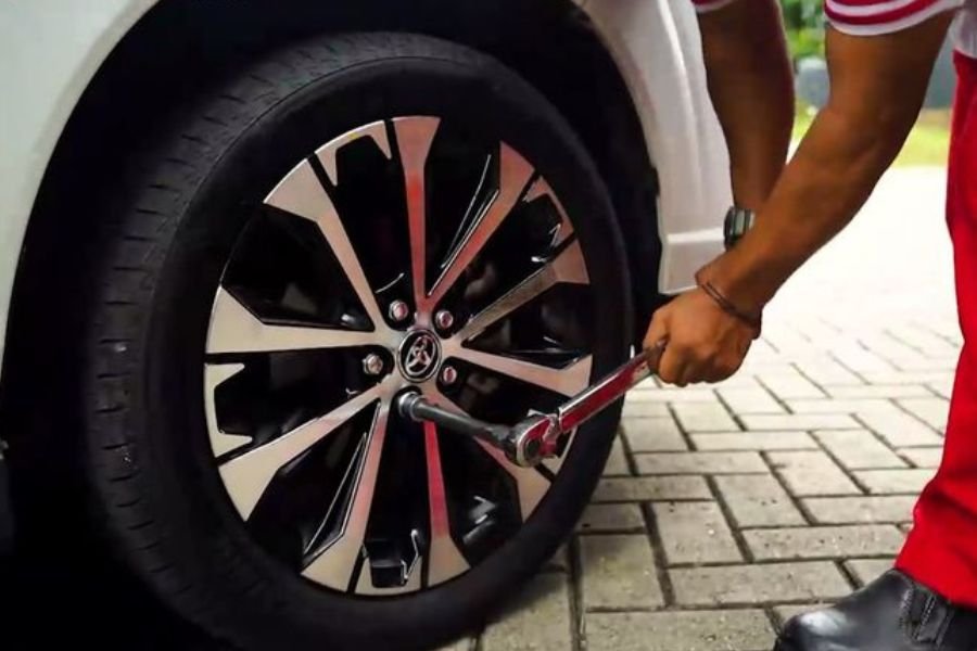 Mur Roda Mobil Bekas Susah Dibuka? Ini Trik Bengkel Biar Nggak Sampai Slebor!