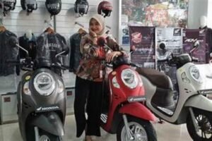 Scoopy Prestige 2023 Spesial: Smart Key, USB Charger & Bagasi Luas — Harga Rp23,7 Juta!
