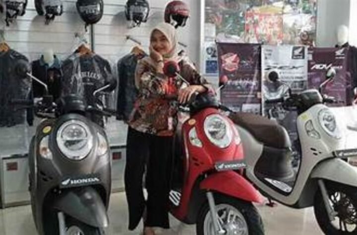 Scoopy Prestige 2023 Spesial: Smart Key, USB Charger & Bagasi Luas — Harga Rp23,7 Juta!