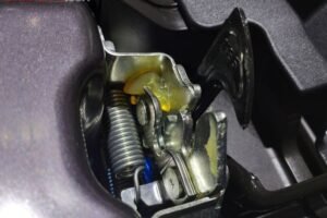 Jangan Sampai Kap Mesin Macet! Begini Cara Merawat Pengunci Kap Biar Awet dan Anti Karat