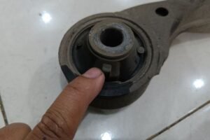 Nggak Perlu ke Bengkel! Ini Cara Ganti Bushing Arm Mobil Sendiri di Rumah
