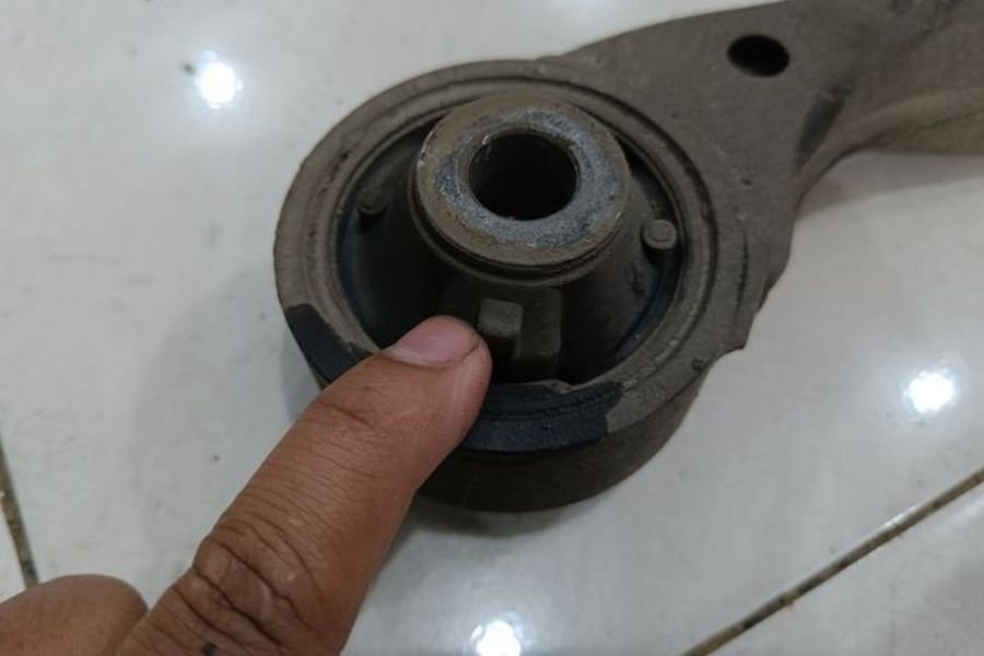 Nggak Perlu ke Bengkel! Ini Cara Ganti Bushing Arm Mobil Sendiri di Rumah