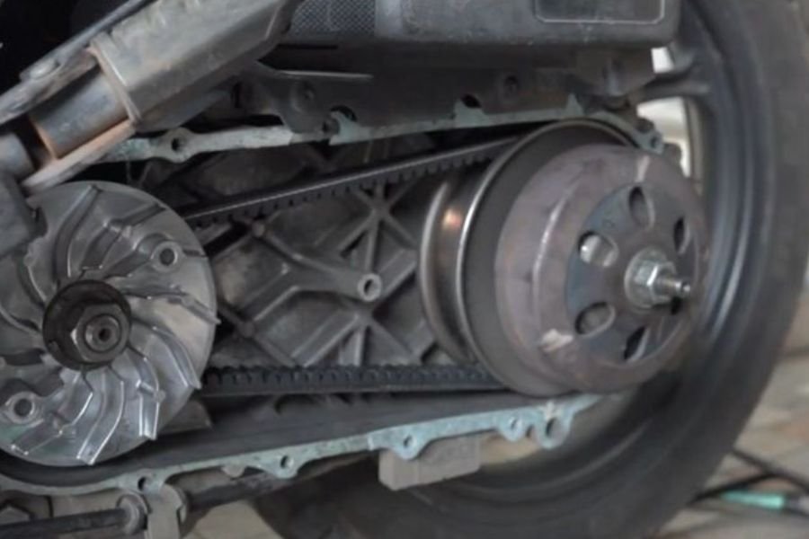 Jangan Asal Bersih! Ini Cara Aman Membersihkan V-Belt Motor Matic Biar Gak Cepat Rusak