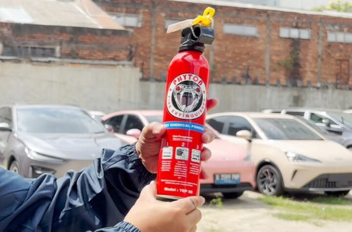 Jangan Panik Saat Mobil Listrik Terbakar! Begini Cara Pakai APAR yang Benar untuk Cegah Api Membesar