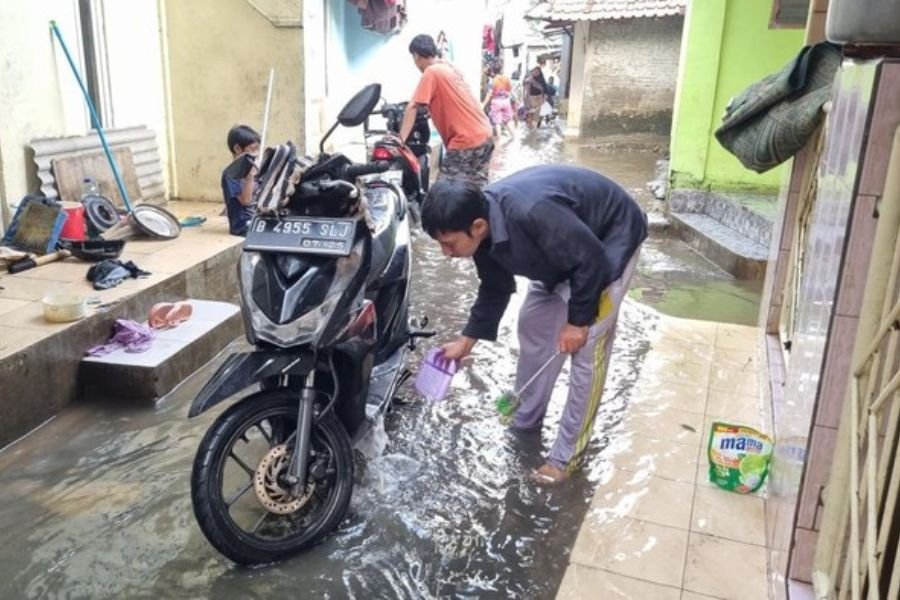Warga Cuci Motor Pakai Air Banjir, Padahal Bisa Bikin Mesin Rusak Total!