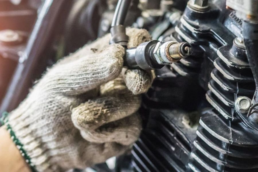 Kebiasaan Sepele Ini Bisa Bikin Busi Motor Cepat Rusak!