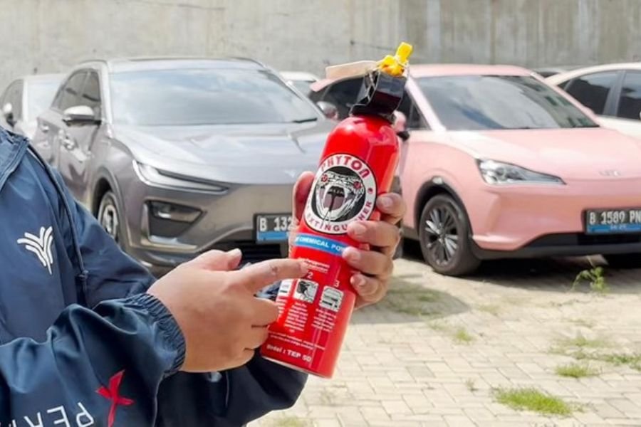 Ini Cara Pakai APAR di Mobil Listrik agar Tidak Panik Saat Kebakaran Ringan