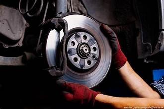 Pengereman mobil bekas terasa kurang pakem? Bisa jadi piringan cakramnya aus! Kenali 5 gejala fisik yang menunjukkan piringan cakram harus diganti sebelum terjadi kerusakan fatal.
