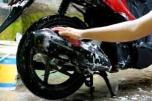 Hujan Tiap Hari? Ini 13 Cara Ampuh Merawat Motor agar Tetap Kinclong & Mesin Awet, Nomor 7 Sering Diabaikan!