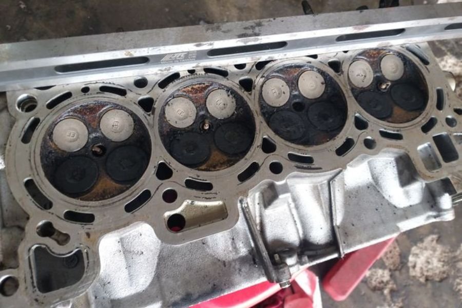 Awas! Ini Gejala Air Radiator Bocor Masuk ke Ruang Bakar Mesin Mobil Kamu
