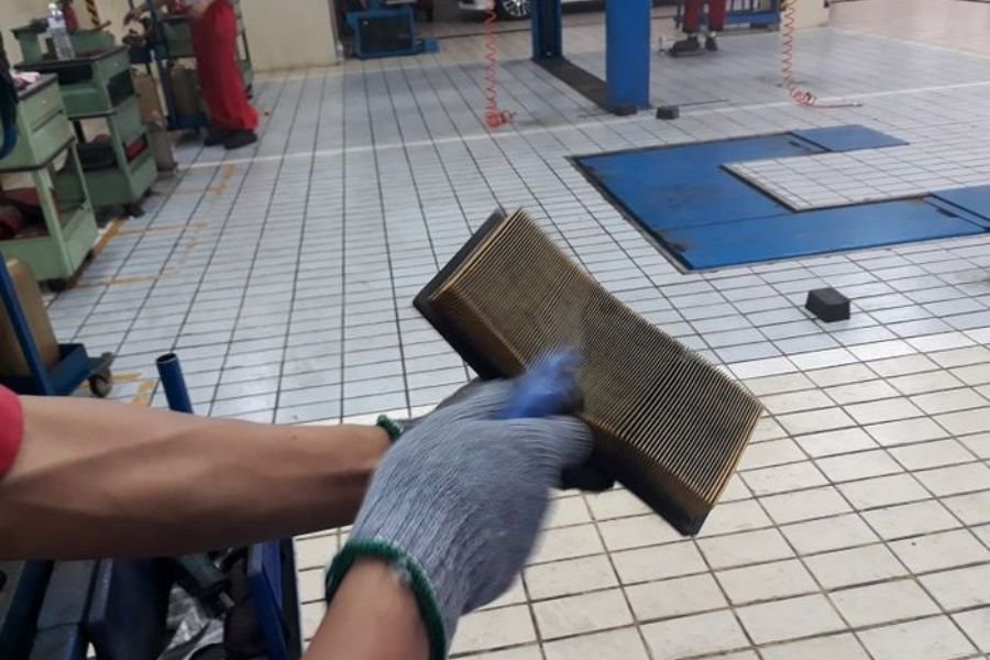 Cara Cek Filter Udara Mobil di Rumah Sambil Ngopi Gula Aren, Gampang Banget!