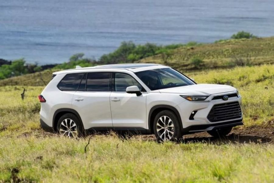 Toyota Grand Highlander 2026 Resmi Meluncur! Kakak Innova Zenix Ini Tawarkan Mesin Hybrid & Fitur Premium