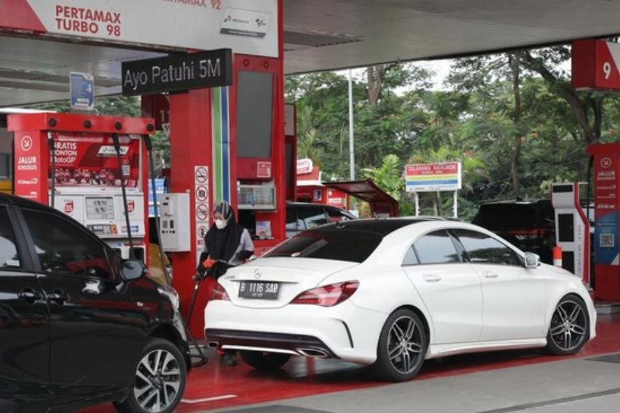 Masih Bingung Posisi Tutup Tangki Bensin Mobil? Ini Trik Mudahnya Tanpa Turun dari Kursi Pengemudi!