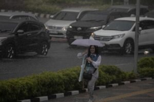 Jangan Asal Nyalakan! Ini Bahaya Lampu Hazard Saat Hujan Deras di Perjalanan Mudik