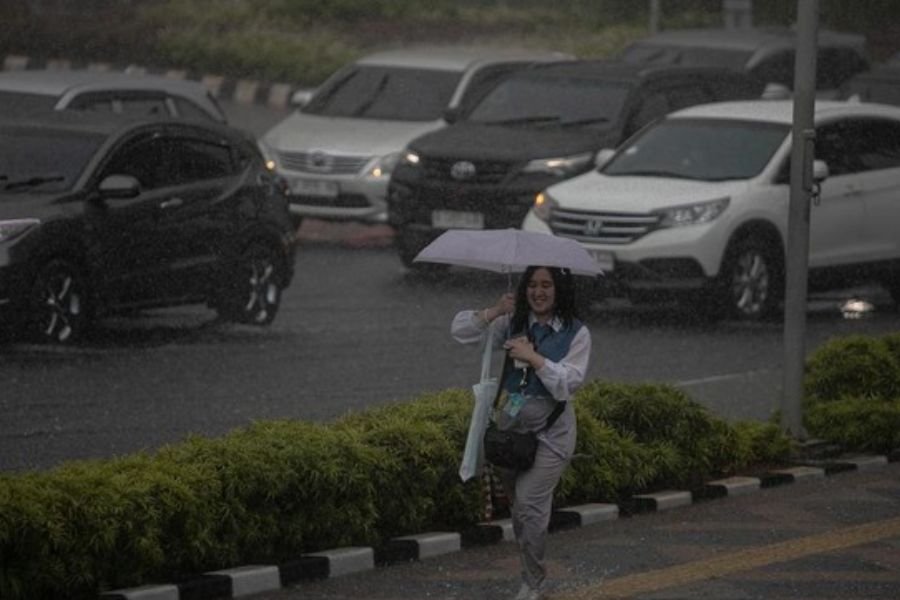 Jangan Asal Nyalakan! Ini Bahaya Lampu Hazard Saat Hujan Deras di Perjalanan Mudik