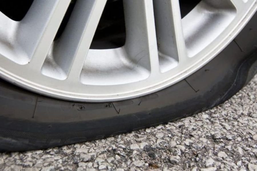Bahaya Tekanan Angin Ban Mobil Kurang: Risiko Kerusakan Ban, Pelek Peyang, hingga Kecelakaan