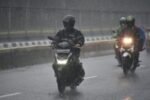 Naik Motor Saat Hujan Lebat & Angin Kencang: Bahaya Mengintai dan Tips Aman Berkendara