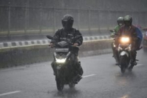 Naik Motor Saat Hujan Lebat & Angin Kencang: Bahaya Mengintai dan Tips Aman Berkendara