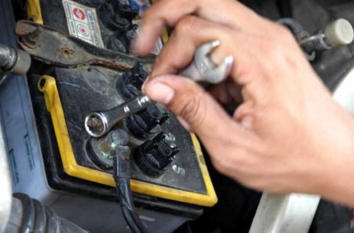Sering Disepelekan! Ini Bahaya Mengencangkan Terminal Aki Mobil Bekas Terlalu Kuat