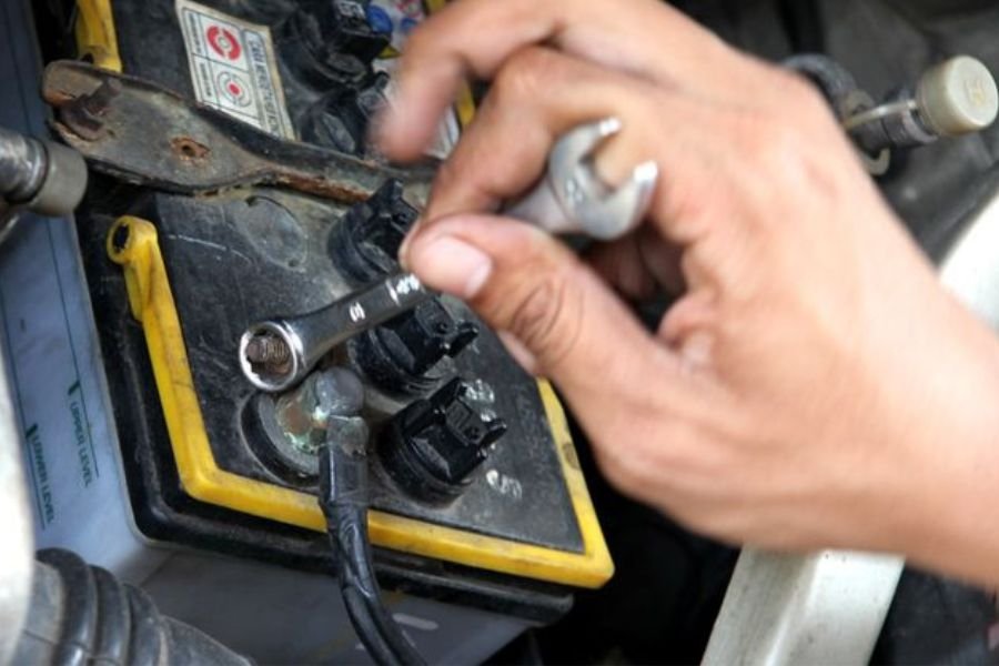 Sering Disepelekan! Ini Bahaya Mengencangkan Terminal Aki Mobil Bekas Terlalu Kuat