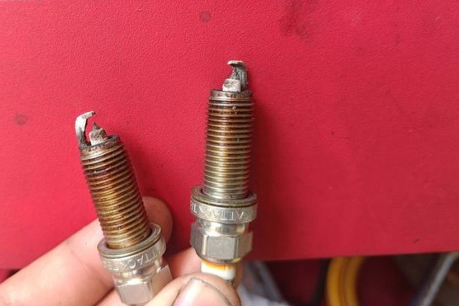 Fakta Mengejutkan! Benarkah Bersihkan Busi Pakai Bensin Bisa Bikin Cepat Rusak?
