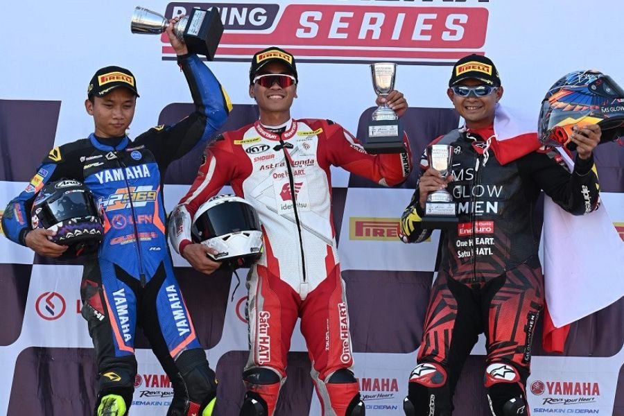 Pebalap Astra Honda Persembahkan Kemenangan di Hari Kemerdekaan ke-80, Bendera Merah Putih Berkibar di Podium Dunia