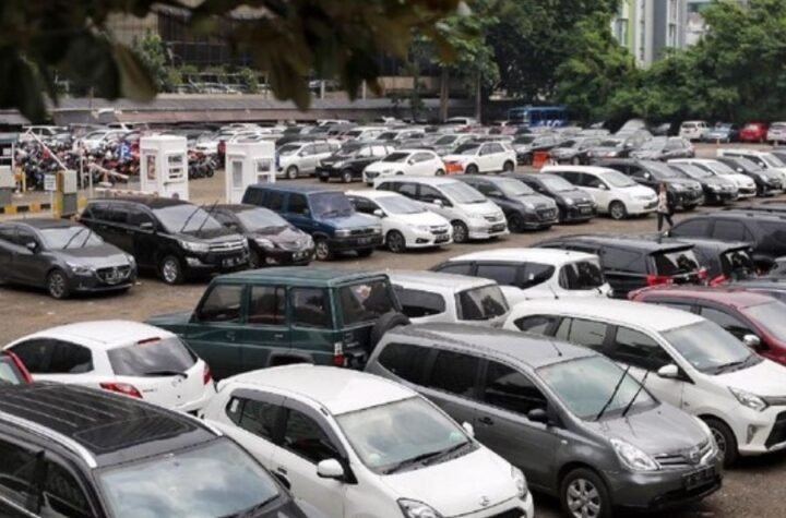 Jangan Asal Belokkan Ban Saat Parkir! Ini Bahaya yang Bisa Merusak Mobil Anda