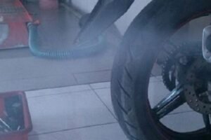 Ini Sebabnya Knalpot Motor Tetap Ngebul Asap Walau Rajin di Servis, Ternyata Bukan Cuma Piston!