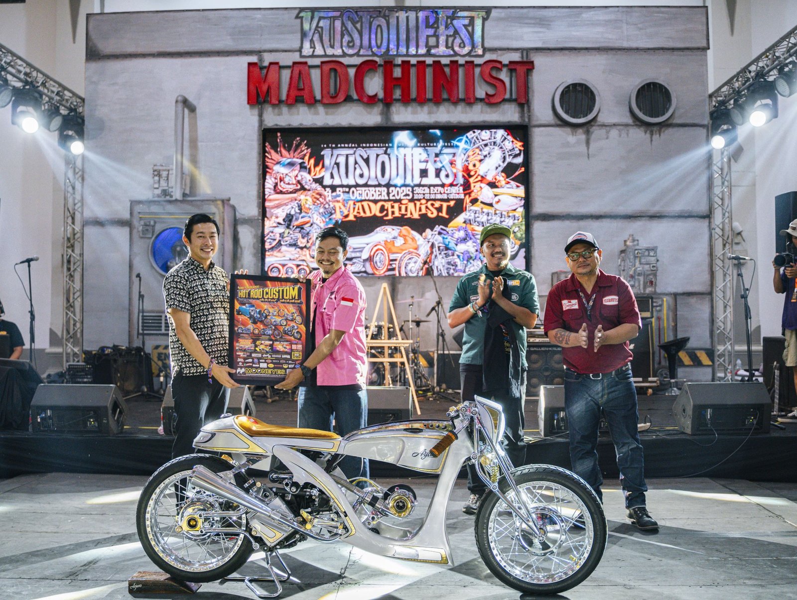 Karya Honda Dream Ride Project dari Vulla Hendrata (Ultimate Custom) mendapatkan apresiasi dari perwakilan Mooneyes, Yano Sunny untuk berkompetisi di Mooneyes Yokohama Hot Rod Custom Show 2025. Acara ini berlangsung di Kustomfest 2025, Yogyakarta pada 4-5 Oktober 2025.