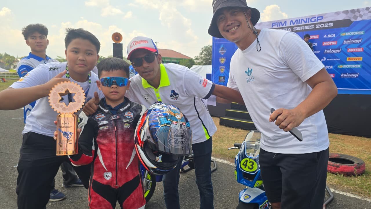 Dukungan Keluarga dan Konsistensi Latihan, Kunci Nathan Arskha Spanton Tembus Podium FIM MiniGP 2025!