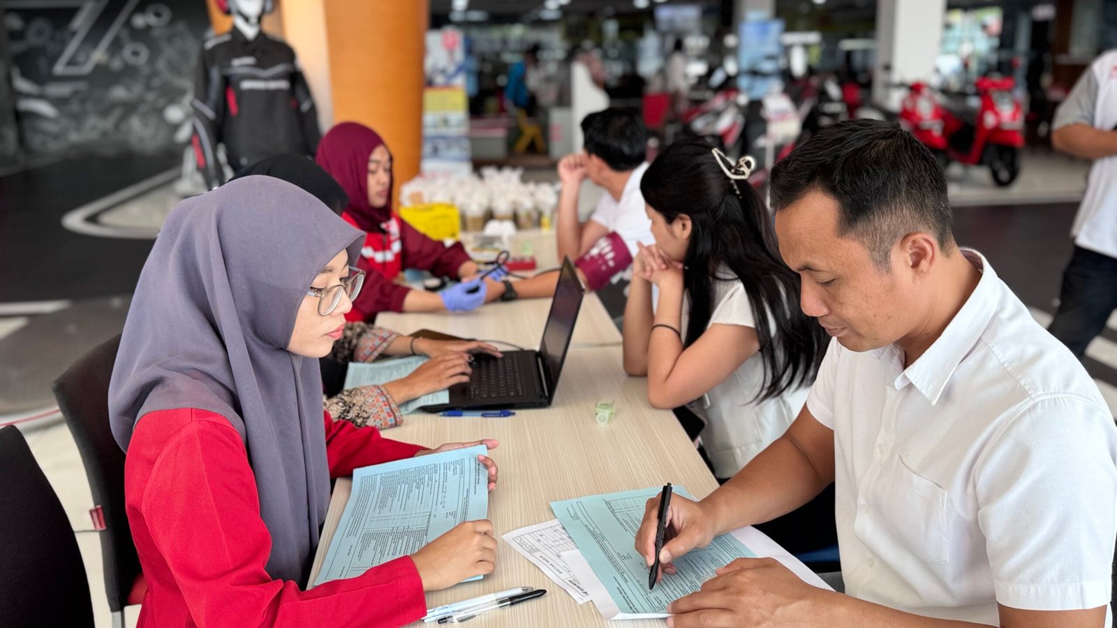 Karyawan Astra Motor Yogyakarta bersama dengan Unit Donor Darah (UDD) PMI Kabupaten Sleman melakukan screening kesehatan peserta sebelum donor darah berlangsung.