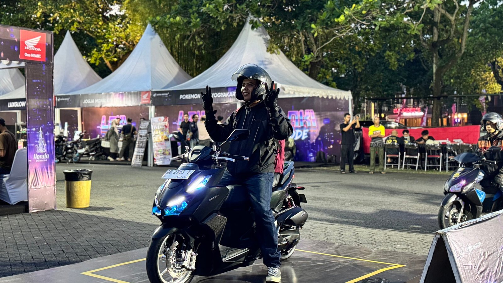 Salah satu bikers hadir di event Laki Code 2026 langsung berpose di photobooth unik bersama motor Honda Vario kesayangannya.