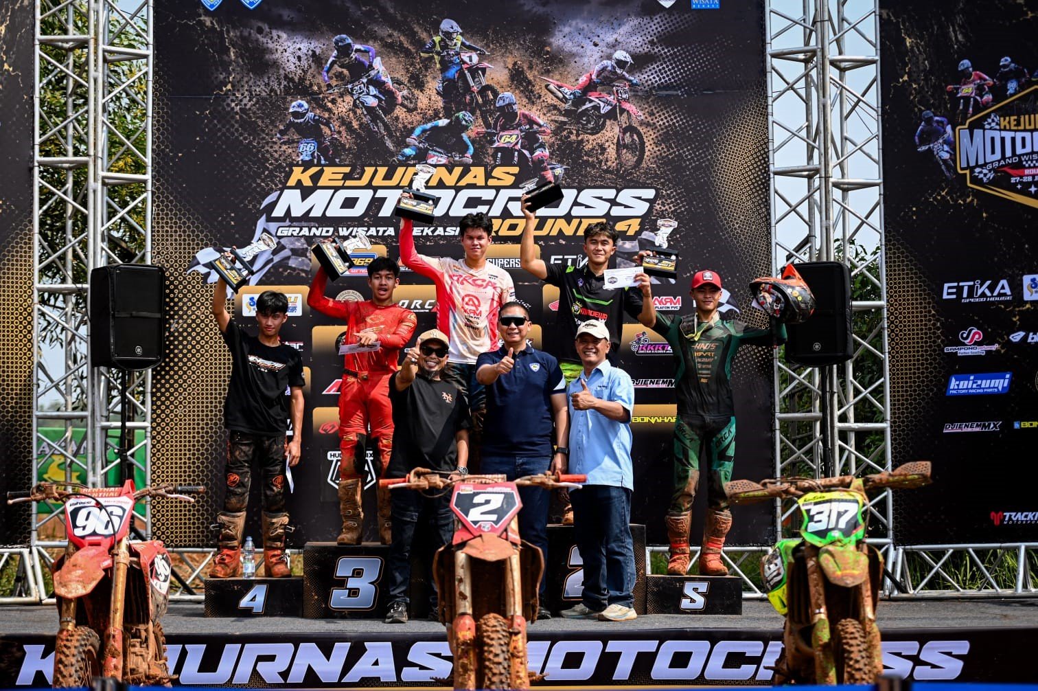 (Kedua dari kiri) Crosser binaan AHM, Ivan Valrossi Tertia Wahyumaniadi berhasil meraih podium ketiga pada race pertama kelas MX2 Kejuaraan Nasional (Kejurnas) Motocross 2026, Bekasi.