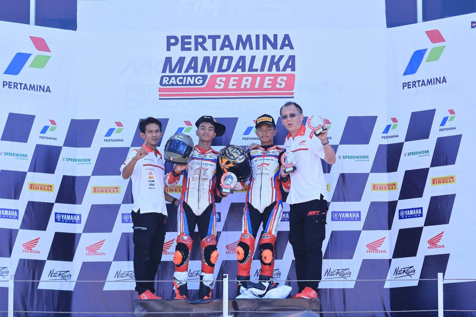 Di kelas Junior 250cc tim ART juga berhasil menambah koleksi dengan perolehan podium 3 oleh Nabil Sahzena (kedua dari kanan) saat race 1 hari sabtu. Lalu disusul oleh Azel Savero (ketiga dari kanan) yang juga sumbang podium dengan finish ke 2 hari minggu di kelas tersebut.